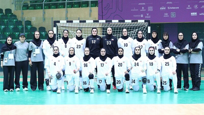 اجرای دسته جمعی ترانه قهرمانی در رختکن تیم ملی هندبال بانوان ایران 