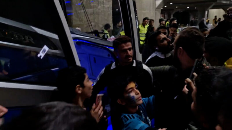 سلفی هواداران استقلال با وریا غفوری مقابل اتوبوس تیم پس از بازی با پادیاب 