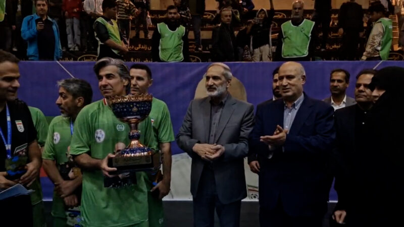 اهدای جام قهرمانی به تیم فوتسال پیشکسوتان در تورنمنت یادبود شهدای جنگ دوازده روزه