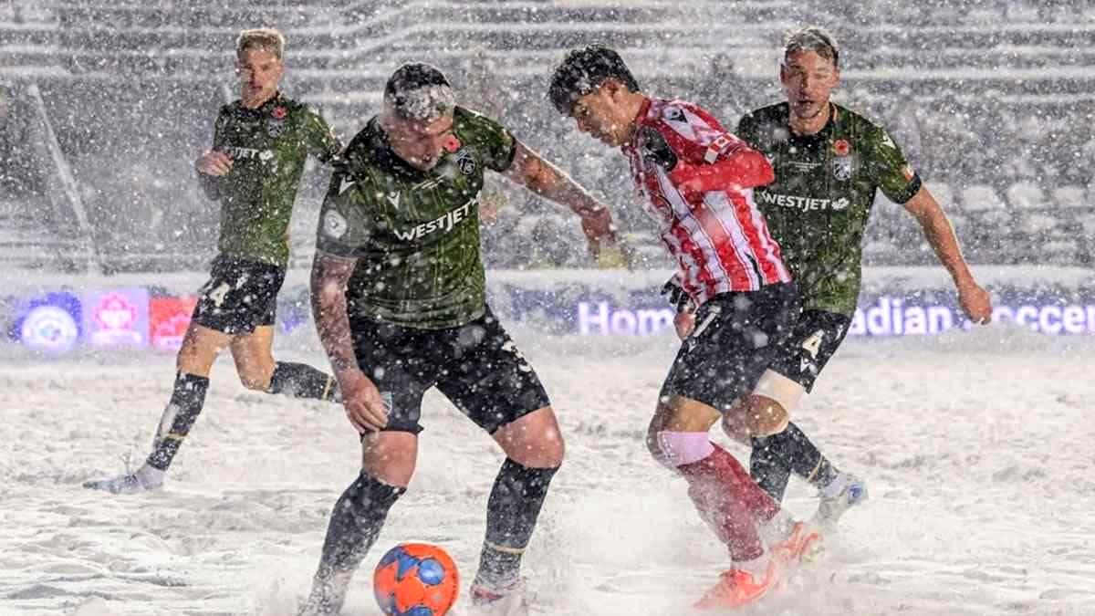 ۴ ساعت مسابقه فینال در طوفان برفی شدید +ویدیو