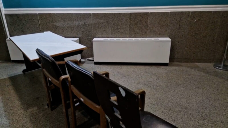 وضعیت عجیب میکسدزون ورزشگاه دستگردی؛ میز و صندلی‌های وسط مسیر خبرنگاران و بازیکنان!