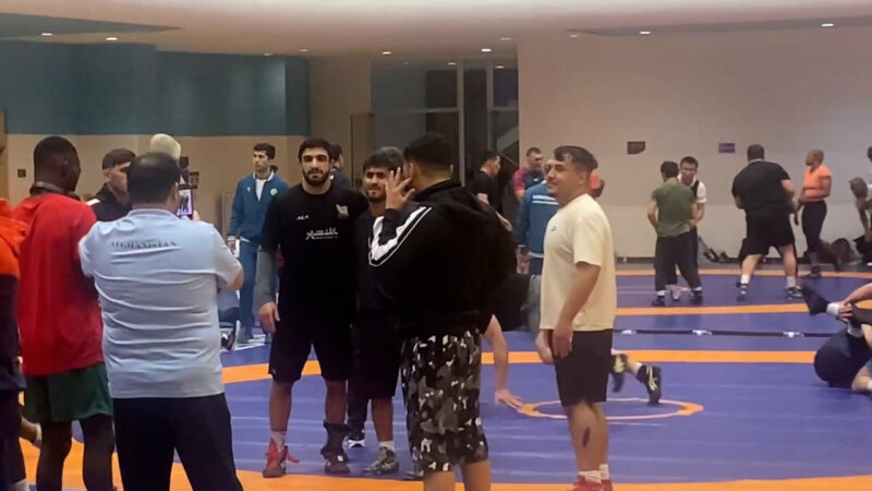 صف کشتی گیران خارجی برای عکس یادگاری با کامران قاسمپور و رحمان عموزاد در ریاض 