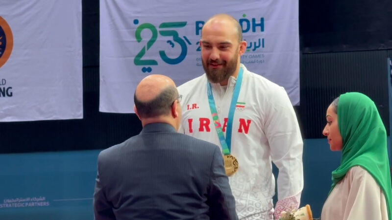 مهدی علینژاد، دبیرکل کمیته ملی المپیک، مدال طلای زارع را اهدا کرد 