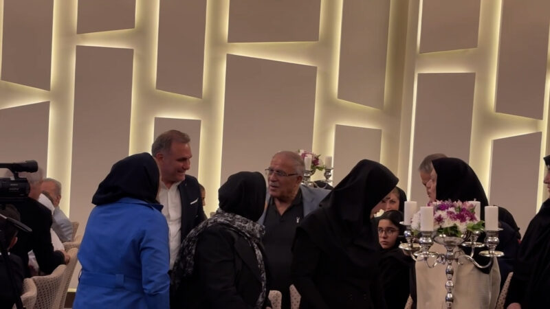 ورود حسن روشن به مراسم تجلیل از داوران فوتبال تهران؛ روشن میهمان ویژه میرشاد ماجدی