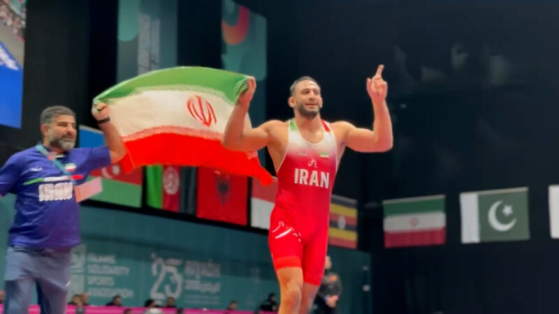 آذرپیرا حرص کشتی گیر قزاق را درآورد؛ دور افتخار با پرچم ایران بعد از قهرمانی