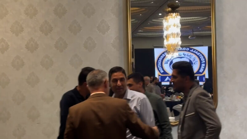 ورود وحید هاشمیان به مراسم روز مربی؛ خوشامد مجتبی حسینی به سرمربی سابق پرسپولیس