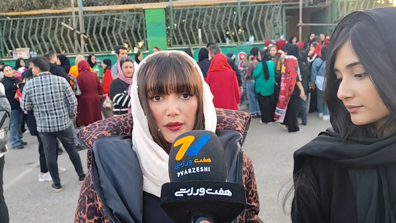 هوادار خانم: چرا باید به استادیوم بیایم و با موبایل بازی را نگاه کنیم