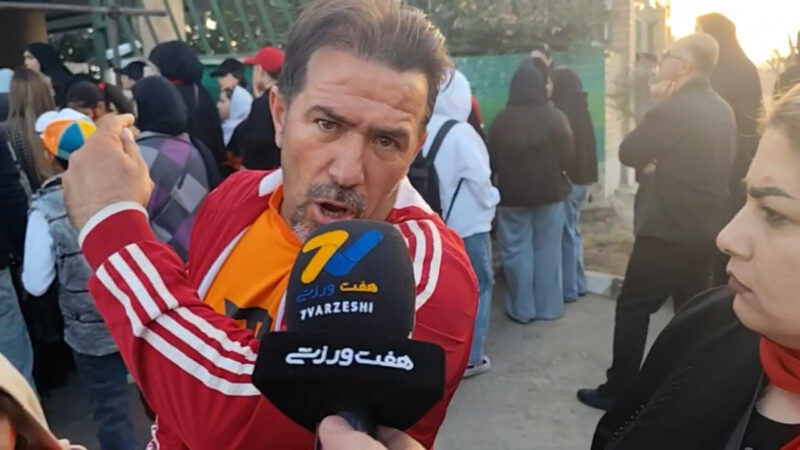 اعتراض هواداران به خالی بودن سکوها و راه ندادن هوادار