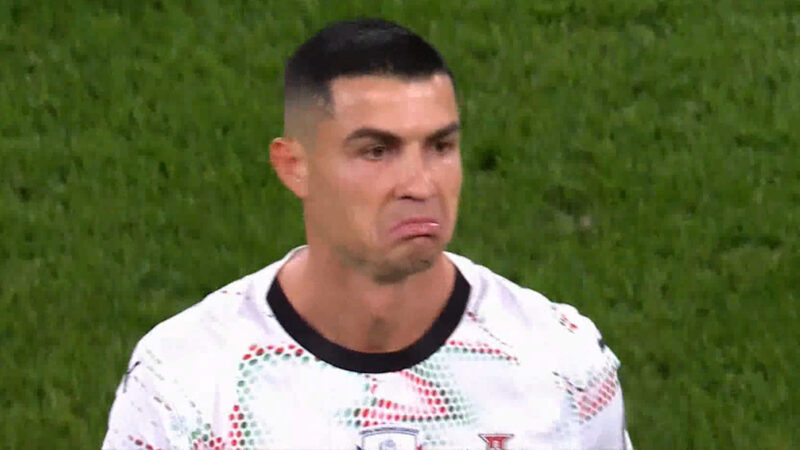 اخراج رونالدو در بازی مقابل جمهوری ایرلند 