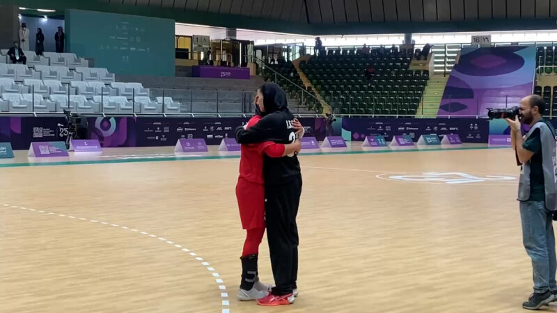 گریه های ستاره رحمانیان بعد از شکست ایران مقابل قزاقستان 