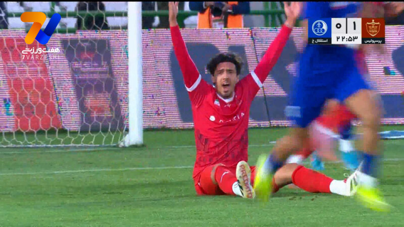 سرنگونی باکیچ  در محوطه جریمه استقلال خوزستان که داور اعتقادی به پنالتی نداشت