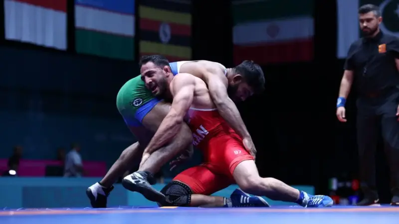 آذرپیرا با شکست محمد گلزار به نیمه‌نهایی رسید 