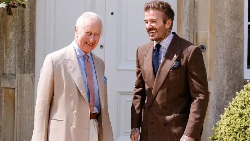 همکاری عجیب سردیوید بکام و پادشاه چارلز؛ ستاره منچستر در باغ چلسی 