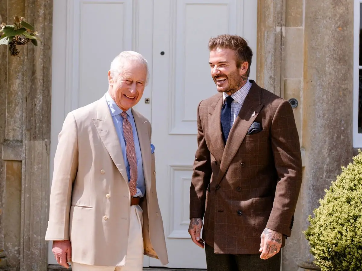 همکاری عجیب سردیوید بکام و پادشاه چارلز؛ ستاره منچستر در باغ چلسی