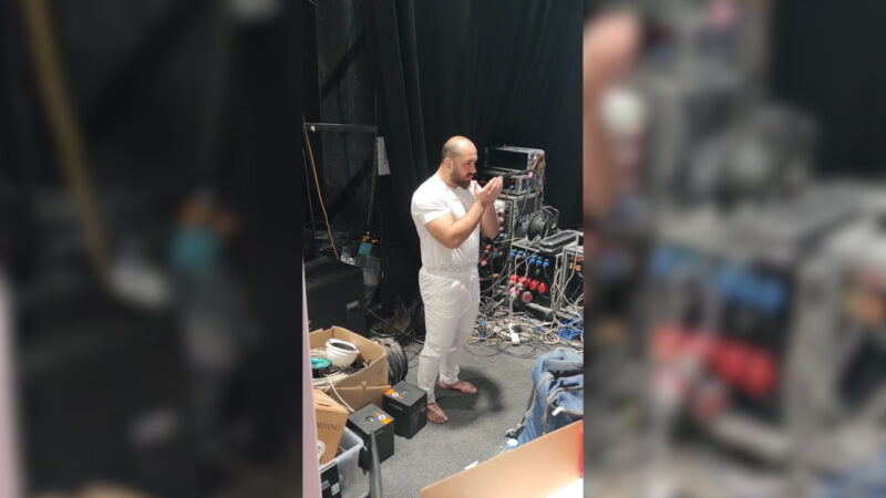 قهرمان جهان و المپیک در حال عبادت پس از فینالیست شدن