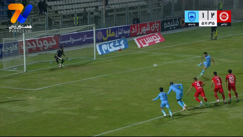 گل اول چادرملو به تراکتور از روی نقطه پنالتی توسط هادی حبیبی نژاد