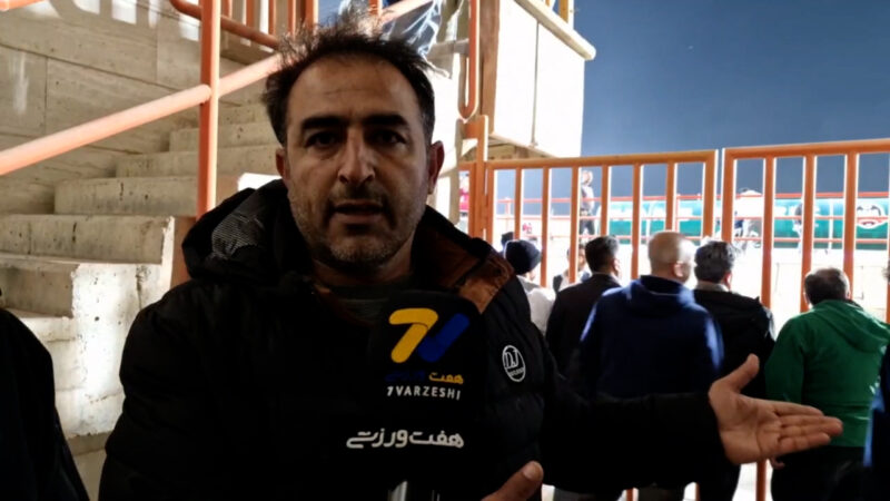 هوادار شمس آذر ناراضی از داوری هوادار پرسپولیس خوشحال و خندان