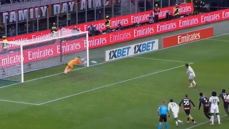 مهار پنالتی دیبالا توسط مایک مانیان