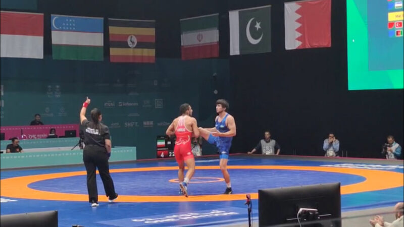 صحنه هایی از کشتی رحمان عموزاد مقابل حریف ازبک 