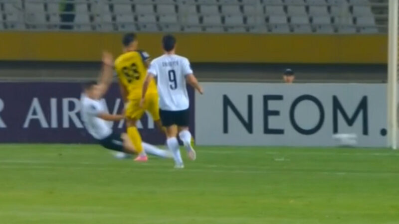 گل اول سپاهان به آخال توسط آرش رضاوند