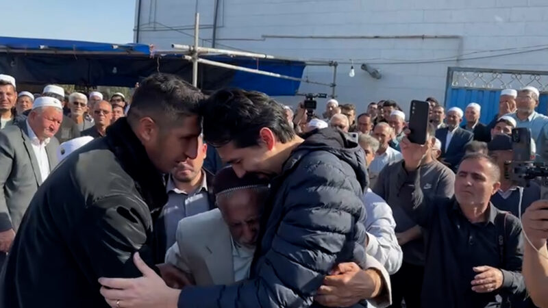 فرهاد قائمی از همه ناراحت‌تر است؛ گریه‌های رفیق و پدر صابر در آغوش هم