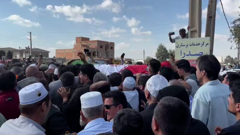 پیکر بی جان صابر کاظمی روی دوش مردم آق قلا