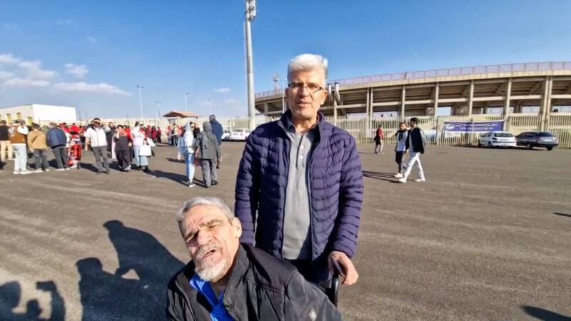 هوادار استقلالی که به عشق بردار معلول خودش بازی های پرسپولیس را به ورزشگاه می‌آید