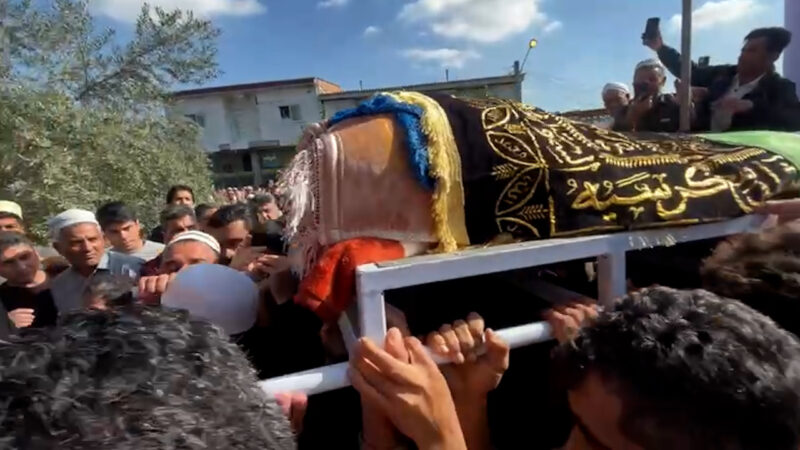 تشییع پیکر صابر کاظمی پس از نماز میت