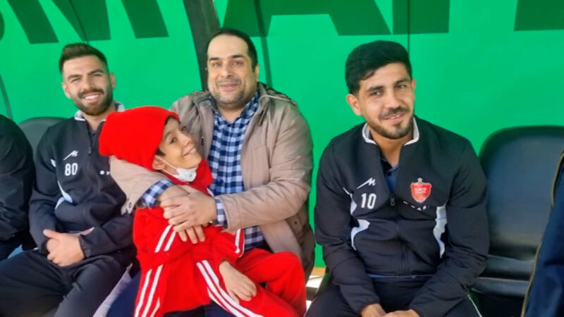 حضور هوادار معلول روی نیمکت پرسپولیس