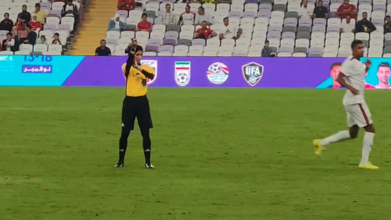 سوت بازی مصر و کیپ ورد در دستان بانوی محجبه اماراتی