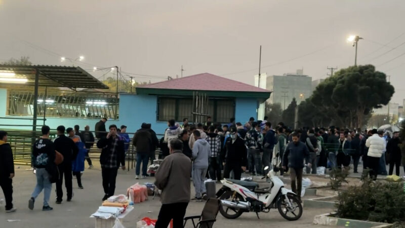 هواداران مشتاق استقلال در انتظار آغاز دیدار برابر الوصل