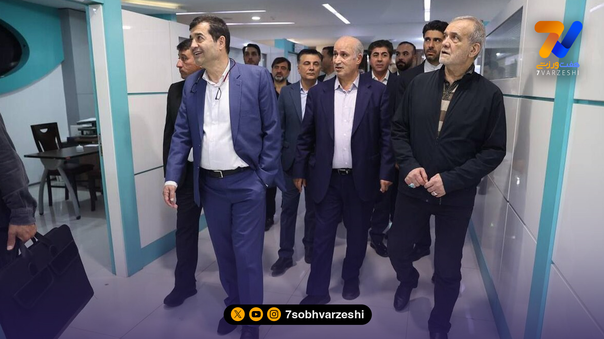 رییس جمهور در تمرین ملی پوشان؛ پیراهن تیم ملی هدیه به مسعود پزشکیان