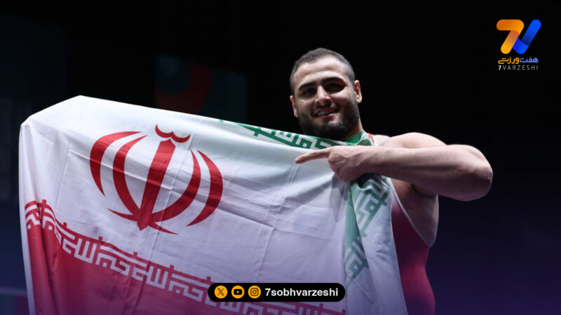 دور افتخار فردین هدایتی با پرچم ایران بعد از کسب مدال طلا