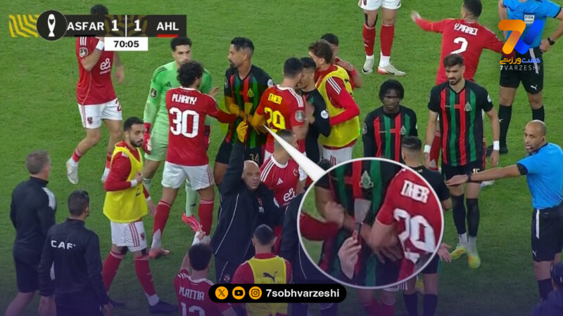 آشوب در زمین فوتبال؛ پرتاب چاقو و بطری به سوی بازیکنان