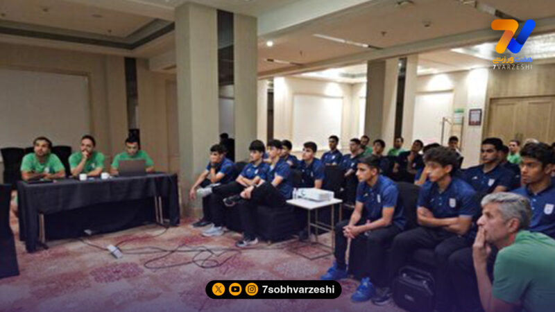 جلسه فنی و روانی سرمربی نوجوانان قبل از دیدار با هند