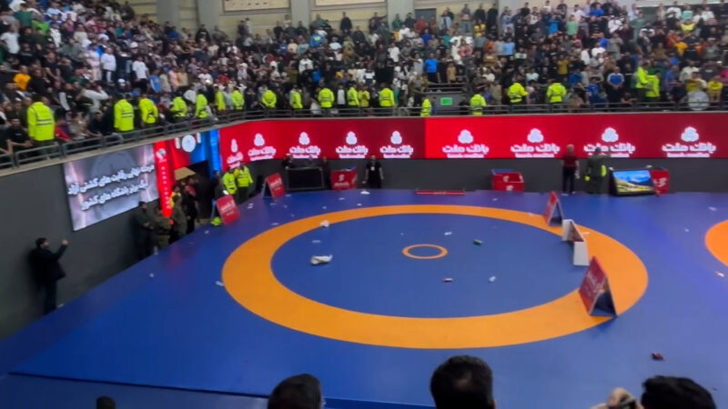 درخواست فدراسیون از تماشاگران حاضر در سالن کشتی؛ فرهنگ خودتان را نشان بدهید