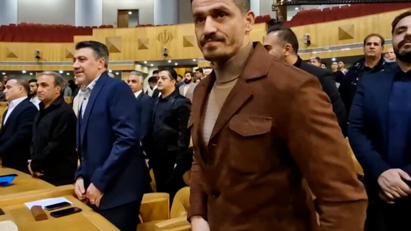 ورود وریا غفوری به سالن همزمان با پخش سرود ملی!