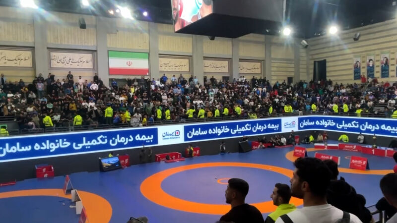 تشویق دوباره رسول خادم در اعتراض به قضاوت داور کشتی فیروزپور و عظیمی