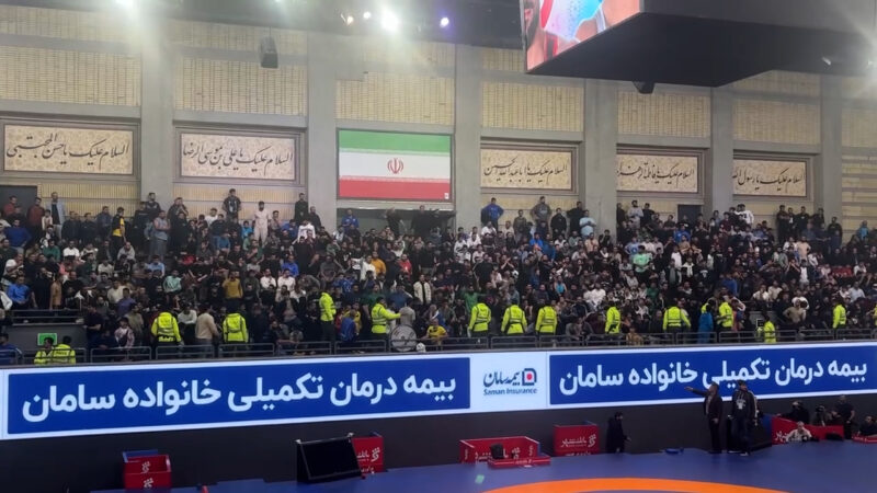 شعار هواداران استقلال جویبار؛ کشتی سفارشی همینه، همینه