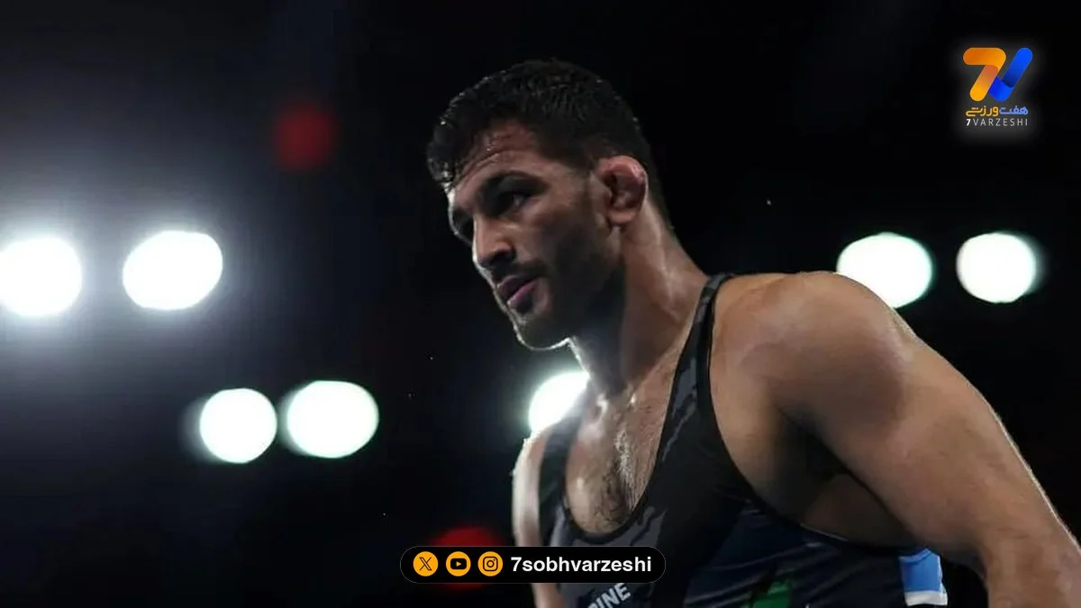 حسن یزدانی با لباس کشور اروپایی