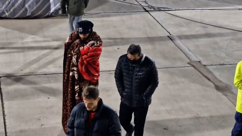 بازیکن ازبکی تراکتور تحت تاثیر سرمای شدید قزوین با پتو از زمین خارج شد