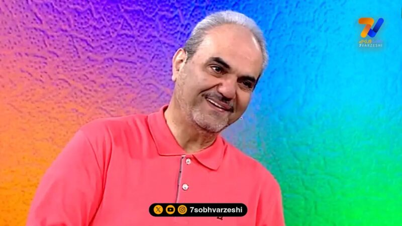 عکس خیابانی گزارشگر فوتبال بدون کفش در تلویزیون