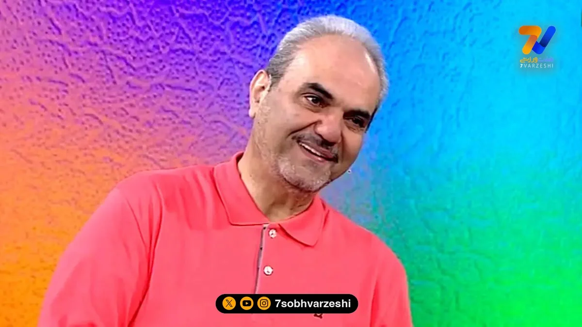 عکس خیابانی گزارشگر فوتبال بدون کفش در تلویزیون