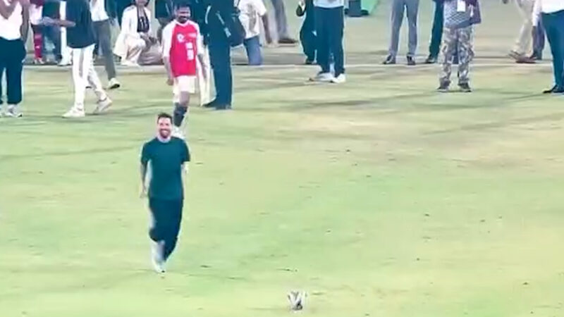 وزیر هندی مسی را دنبال توپ دواند!