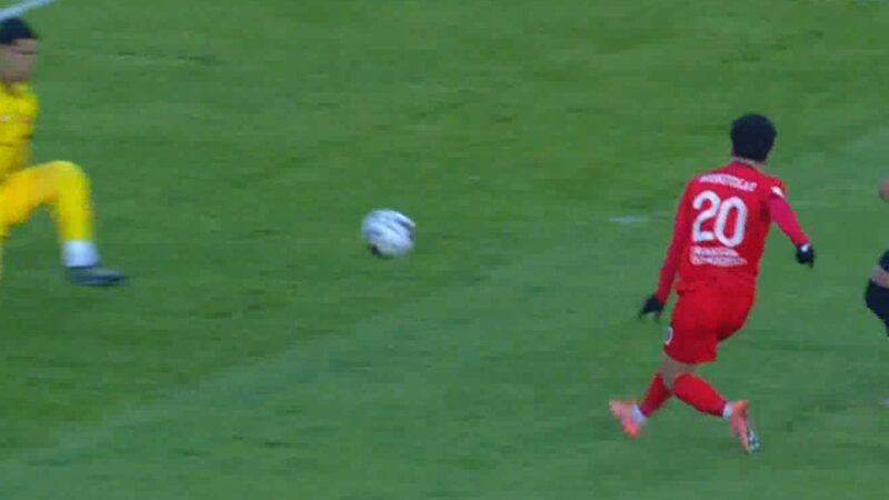 بازهم اشتباه خط دفاعی پرسپولیس و نیازمند دوباره مانع گلزنی تراکتور شد