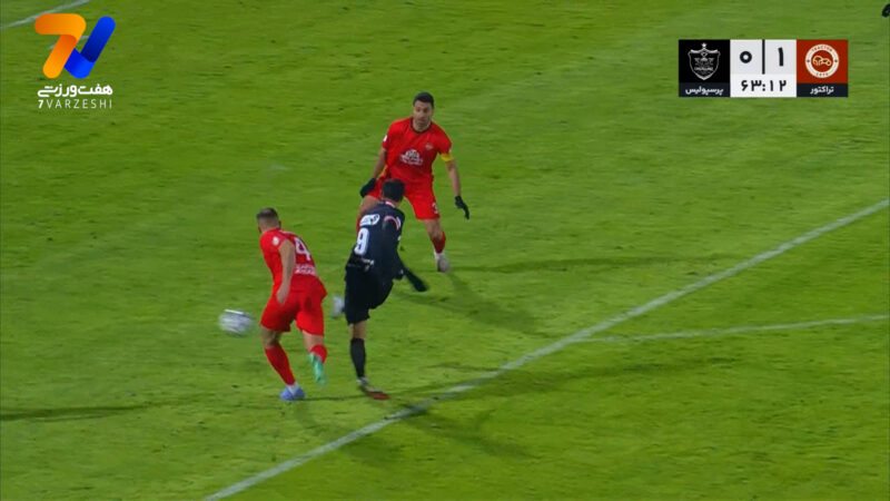 شوت تک ضرب علیپور به کنار دروازه تراکتور برخورد کرد