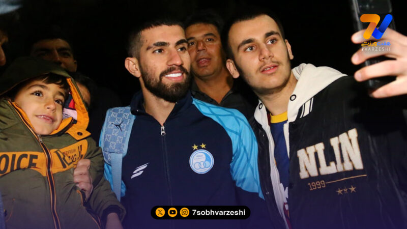 استقبال آتشین خرم‌آبادی‌ها از استقلال با منور و پرچم‌های آبی!