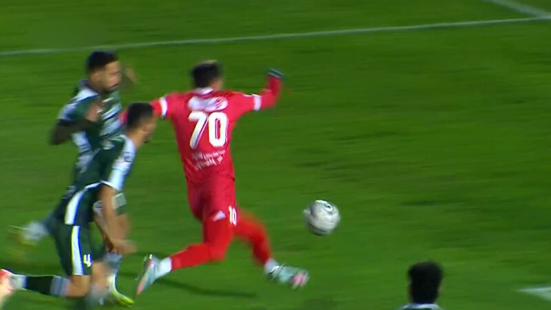 برخورد اورونوف با بازیکن آلومینیوم که داور اعتقادی به پنالتی نداشت