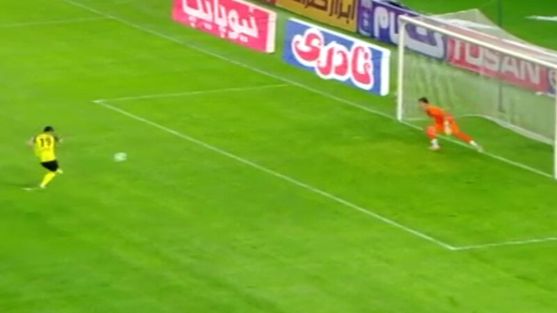 اعلام پنالتی برای سپاهان و مهار پنالتی نورافکن توسط پورحمیدی