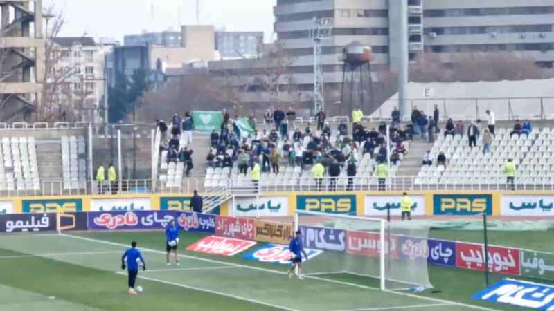 شعار مخصوص هواداران خیبر خرم آباد روی سکو ورزشگاه دستگردی